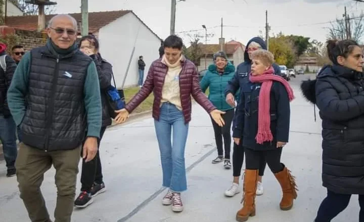 La intendenta de Quilmes, Mayra Mendoza, inauguró una nueva obra de asfaltos en la calle Río Gualeguay, en el barrio Cooperativa, de Ezpeleta