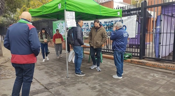 La Multisectorial Quilmes junta firmas frente al Municipio en rechazo a la Ley Bases