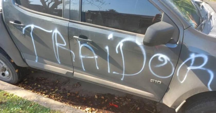 “Traidor”: Vandalizaron la camioneta de un concejal oficialista