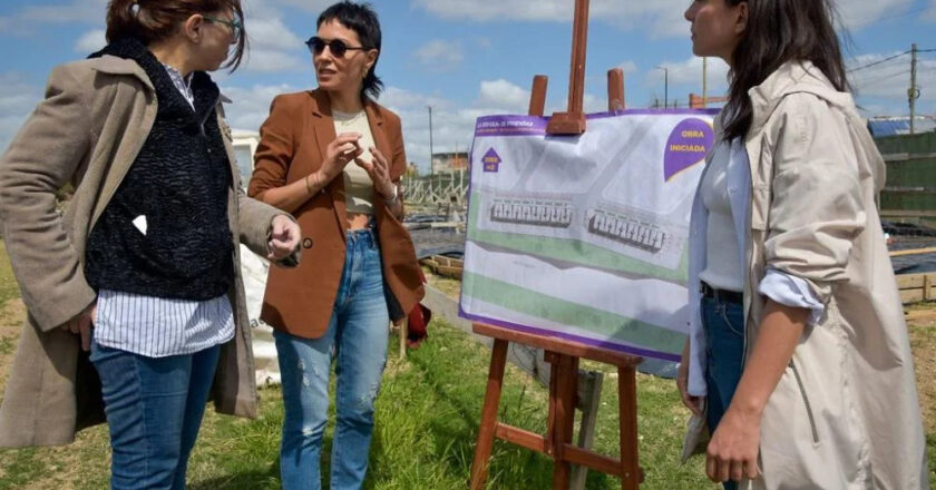 Mayra Mendoza y Silvina Batakis supervisaron la obra de viviendas en el barrio La Odisea