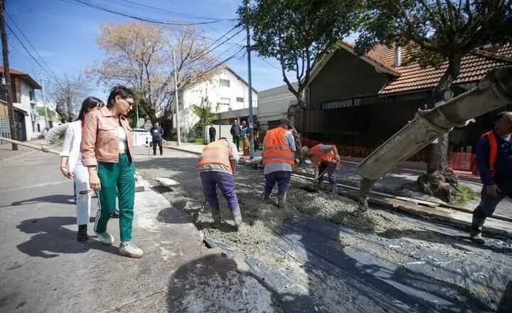 La intendenta supervisó una obra de bacheo y compartió una mateada con vecinos