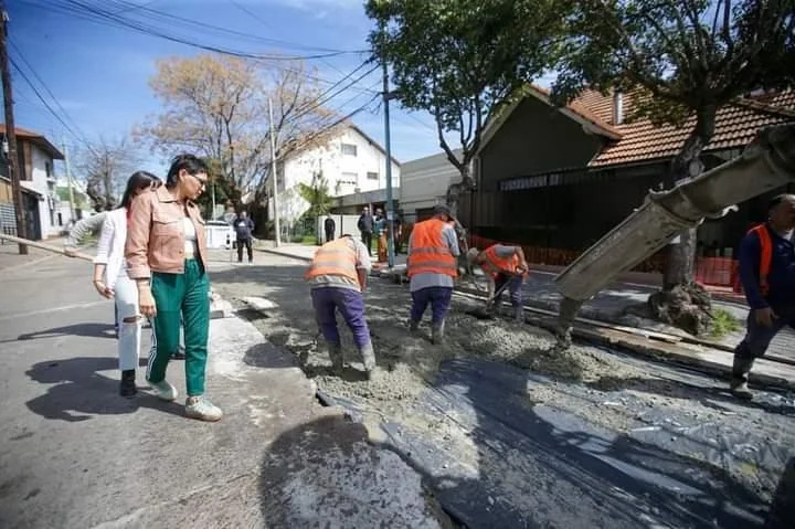 La intendenta supervisó una obra de bacheo y compartió una mateada con vecinos