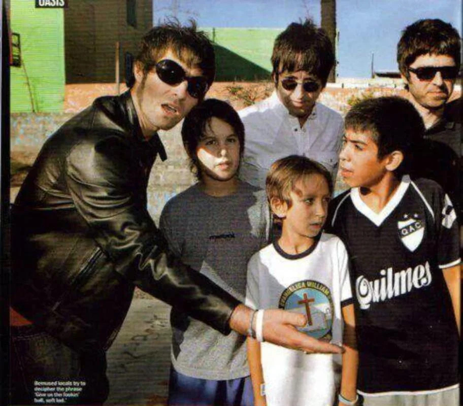 La historia de la icónica foto de los hermanos Gallagher con un niño del Cervecero