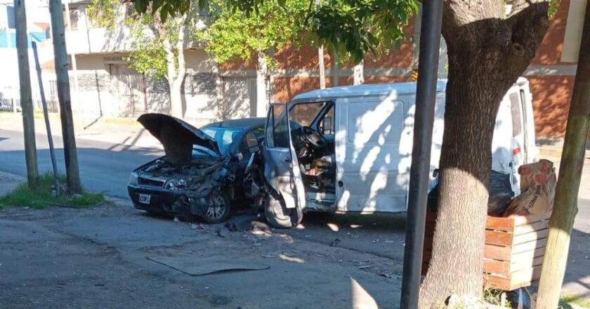 Triple choque dejó a dos motociclistas heridos