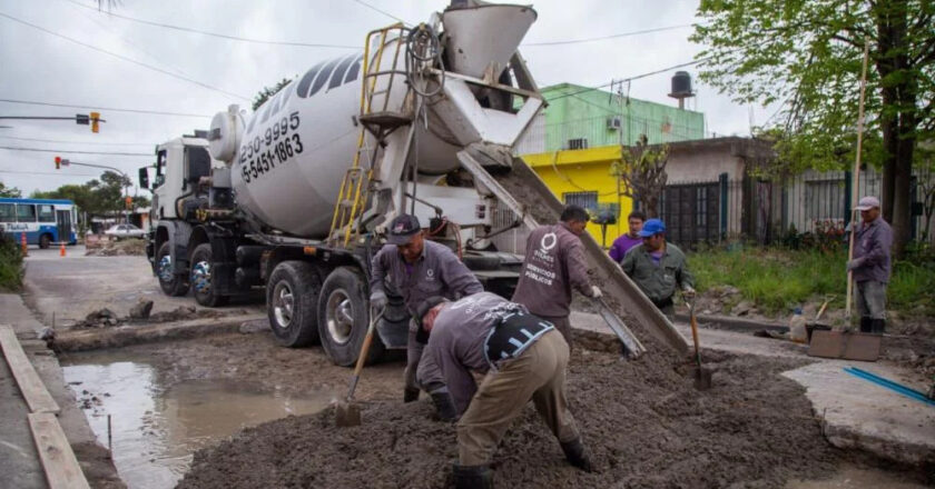 Trabajos de bacheo y reparación de pavimento en el barrio La Matera