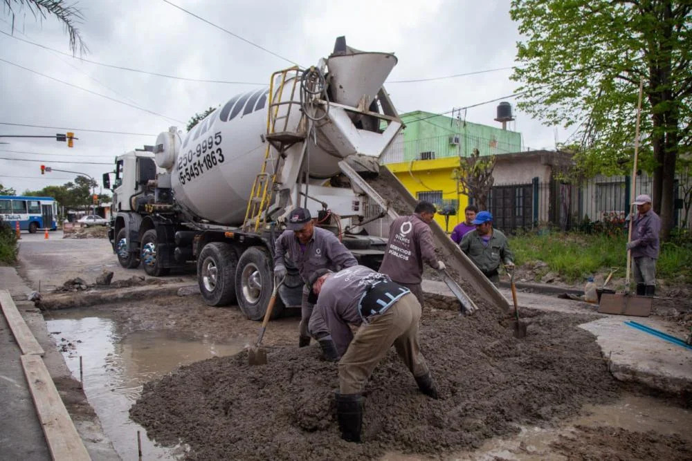 Trabajos de bacheo y reparación de pavimento en el barrio La Matera