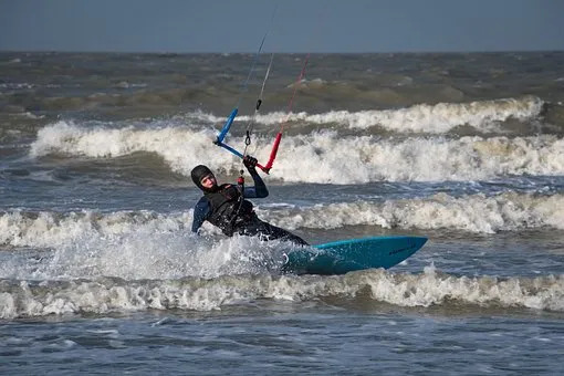 Rescataron a kitesurfista varado a mil metros de la playa