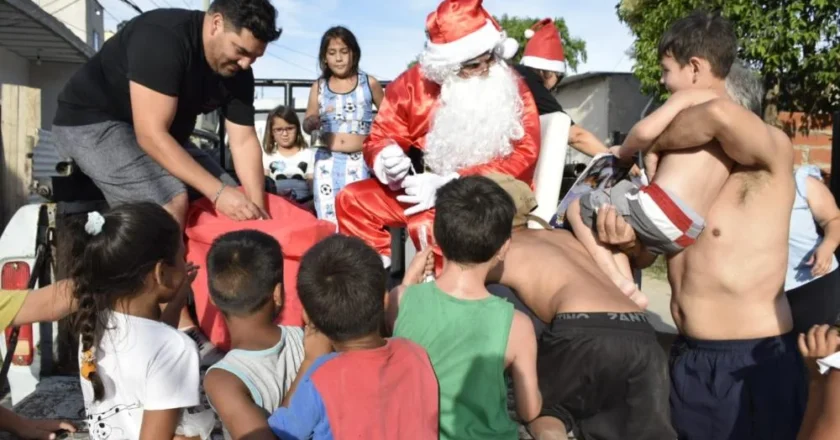 Pareja quilmeña recibe donaciones de caramelos para regalar a niños en Navidad