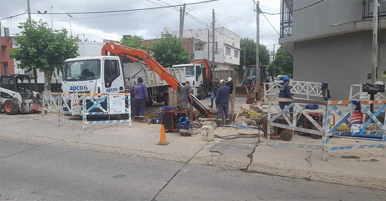 AySA reparó una cañería rota en Quilmes Centro