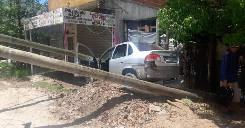 Robó un auto, lo persiguió Prefectura y terminó chocando