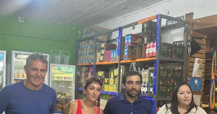 La ex funcionaria Leila Gianni visitó a un comerciante quilmeño junto al concejal Ricardo Rij