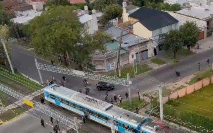 Milagro en las vías del Tren Roca: Ciclista fue embestida por una formación y salió ilesa