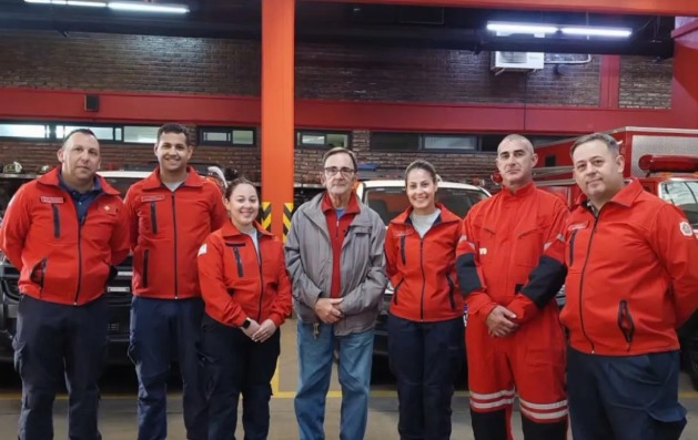 El vecino que cayó a un pozo ciego fue al cuartel a agradecer a los bomberos que le salvaron la vida