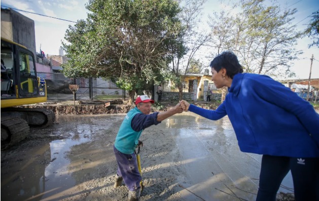 Mayra Mendoza recorrió la obra de pavimentación de 12 cuadras en un barrio de Quilmes Oeste