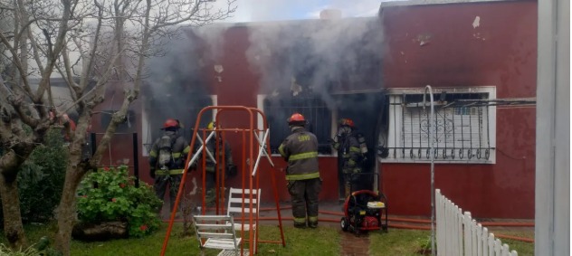 Trágica mañana en Quilmes: Un hombre murió y una mujer resultó gravemente herida en un incendio