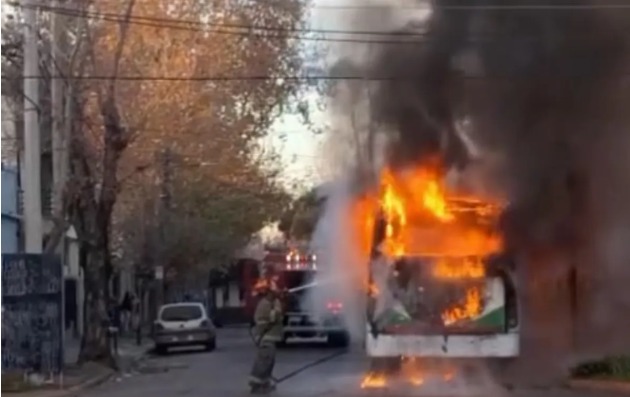 Voraz incendio en un colectivo de MOQSA
