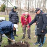 Plantan árboles nativos en el Parque de la Cervecería como parte de un plan ambiental