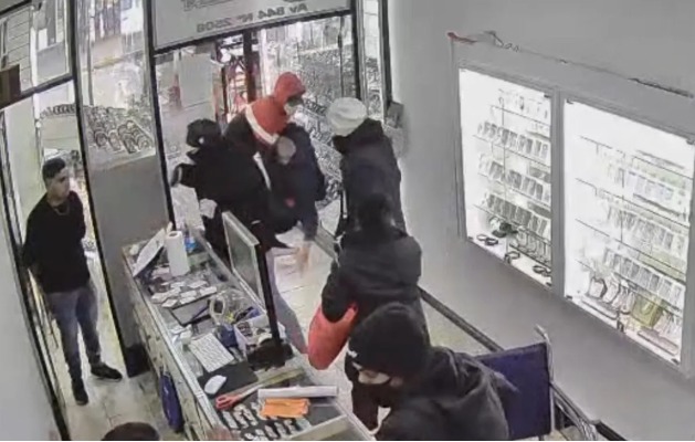 Violento robo a una joyería en Solano: Simularon ser discapacitados para asaltar el local