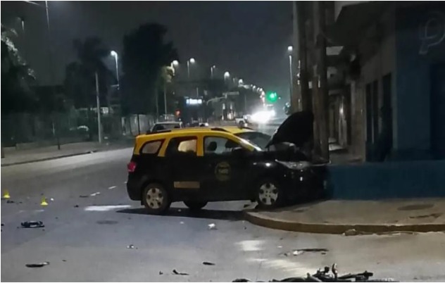 Motociclista murió tras chocar contra un taxi en Av. Calchaquí
