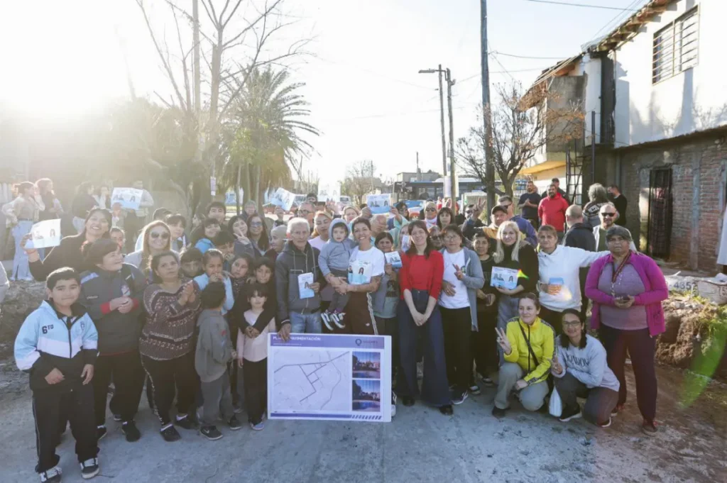 Mayra Mendoza supervisó la obra de asfaltos en el barrio Santa Lucía
