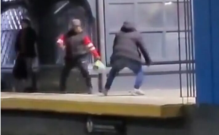 [VIDEO] Tensión en la estación de Quilmes: Violenta pelea entre dos hombres