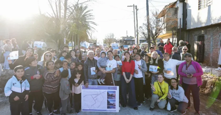 Mayra Mendoza supervisó la obra de asfaltos en el barrio Santa Lucía