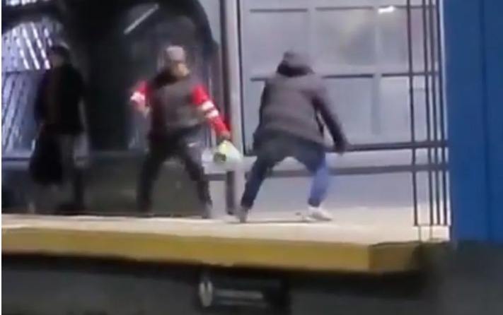 [VIDEO] Tensión en la estación de Quilmes: Violenta pelea entre dos hombres