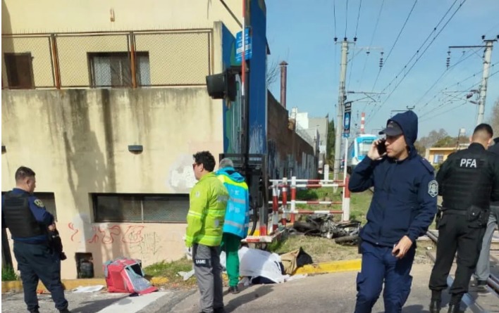 Tragedia en las vías del Roca: Repartidor de PedidosYa murió al ser embestido por un tren
