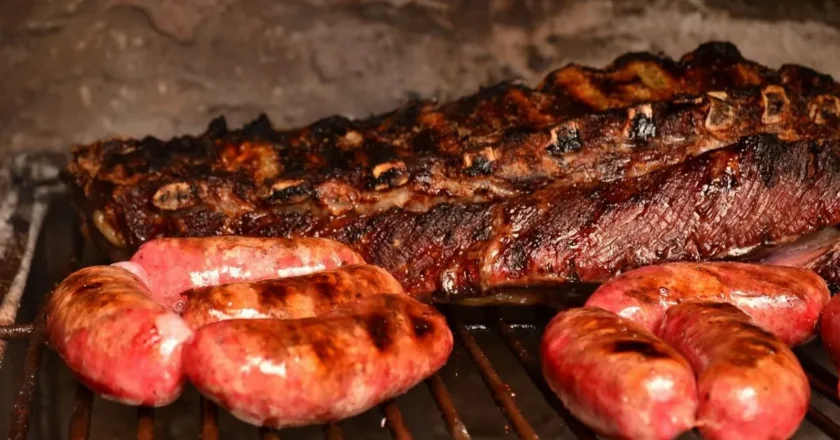 Intentaron robarle mientras hacía un asado en la vereda