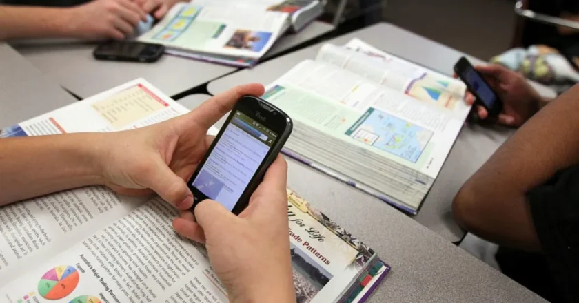 Prohíben el uso de celulares en escuelas primarias de la Provincia