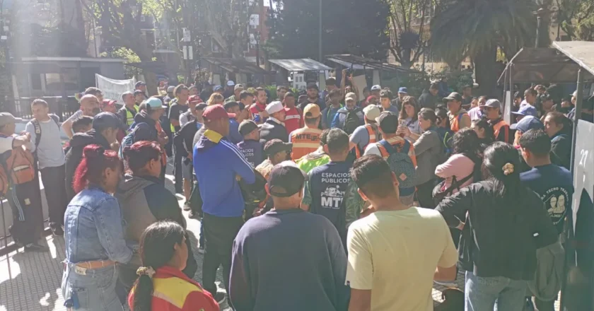 Trapitos marcharon a la Municipalidad para exigir que los dejen trabajar