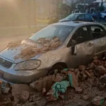 Paredón de la terminal de la línea 22 se derrumbó sobre un auto