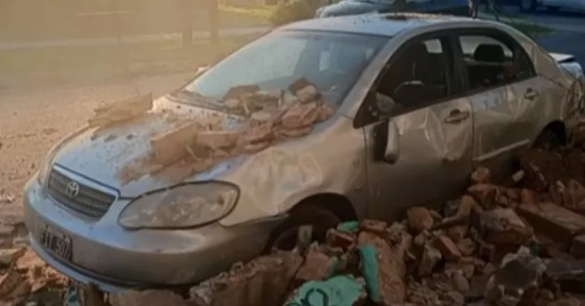 Paredón de la terminal de la línea 22 se derrumbó sobre un auto