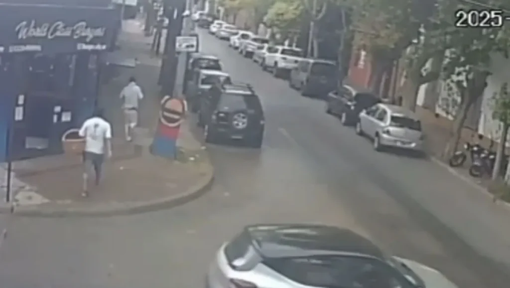 Un detenido escapó de la policía, robó un auto, causó múltiples choques y fue recapturado