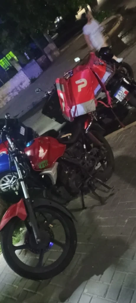 Repartidores de PedidosYa y la Policía recuperaron una moto robada en Quilmes Oeste