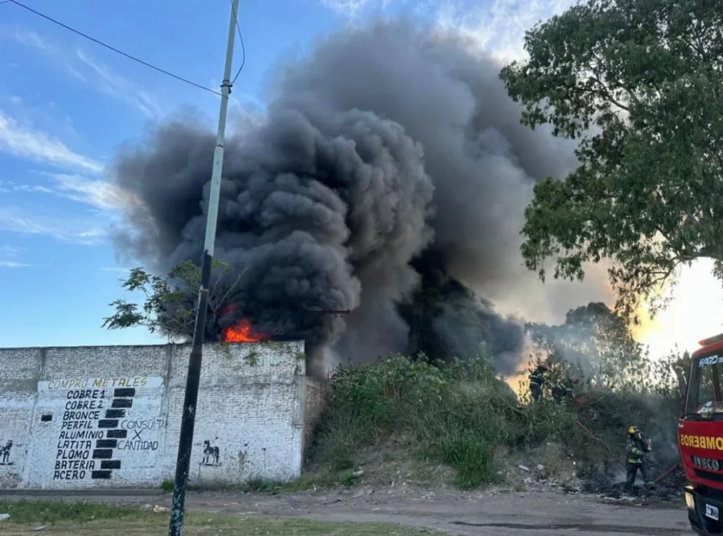 Voraz incendio en una chatarrera: Trabajaron más de 50 bomberos