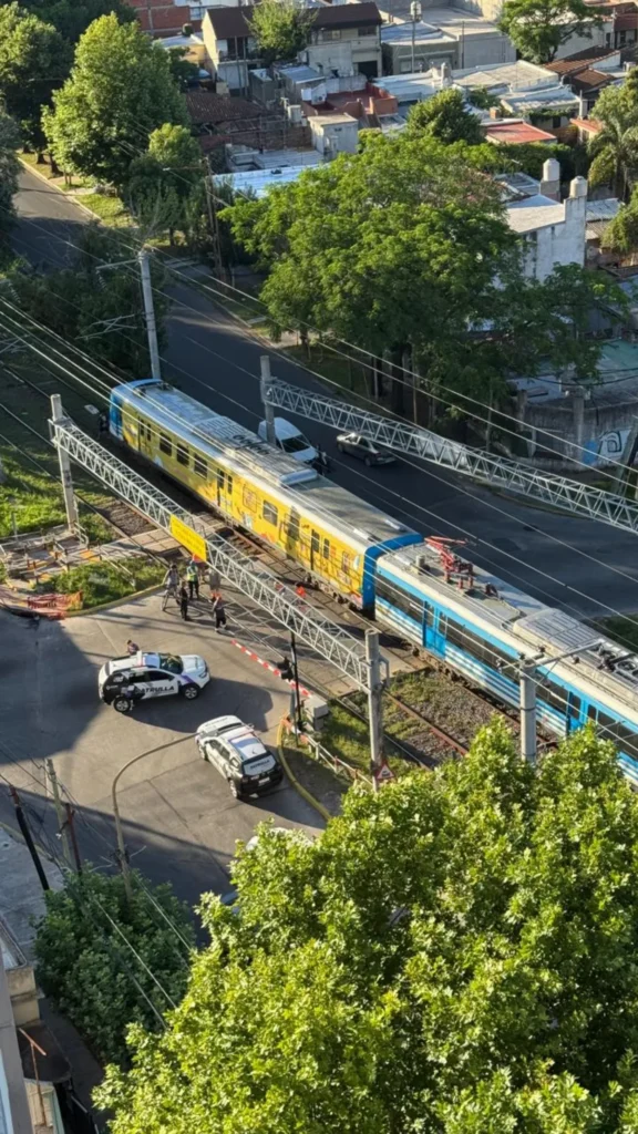 Ciclista fue embestido por una formación del Tren Roca y huyó del lugar