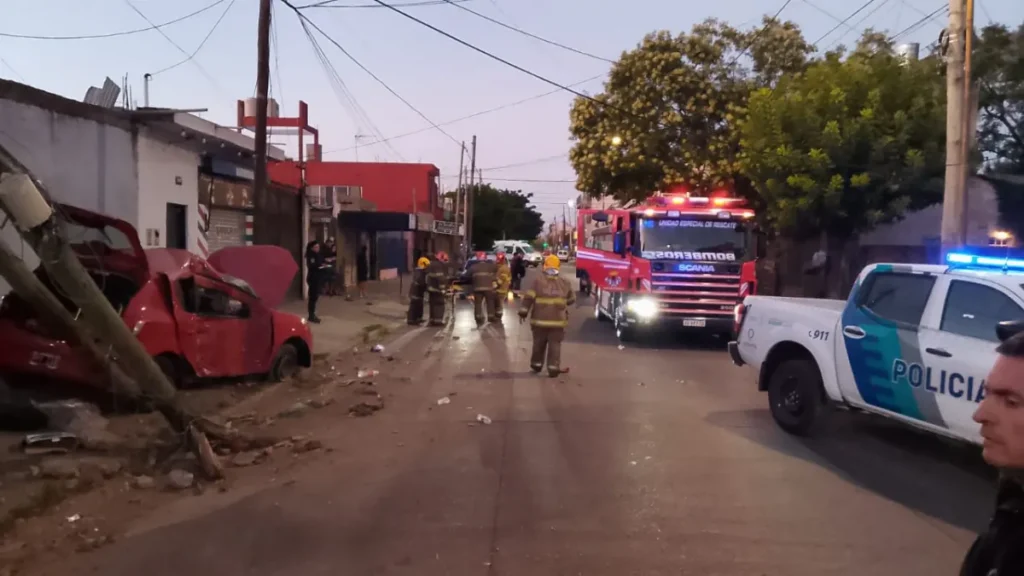 Choque en Solano: Un automovilista terminó hospitalizado tras impactar contra un poste