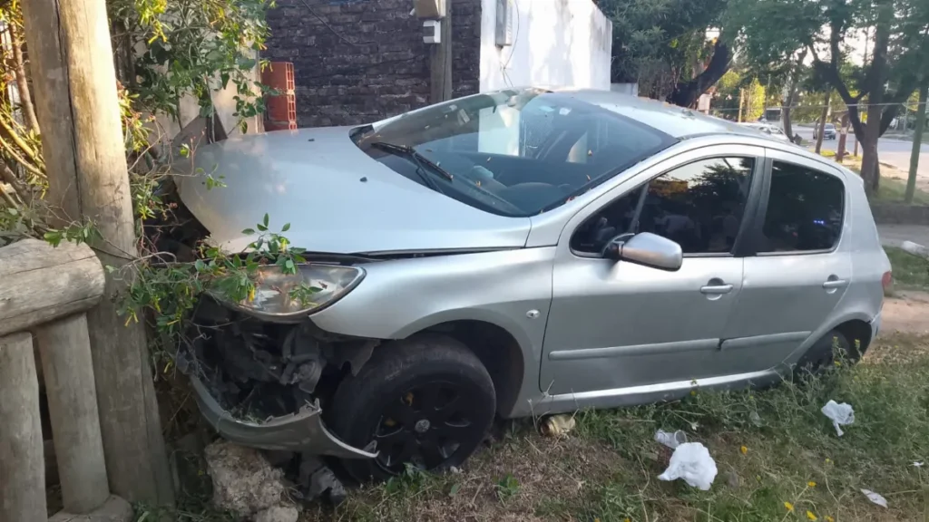 La Ribera: un conductor perdió el control y se incrustó contra una vivienda