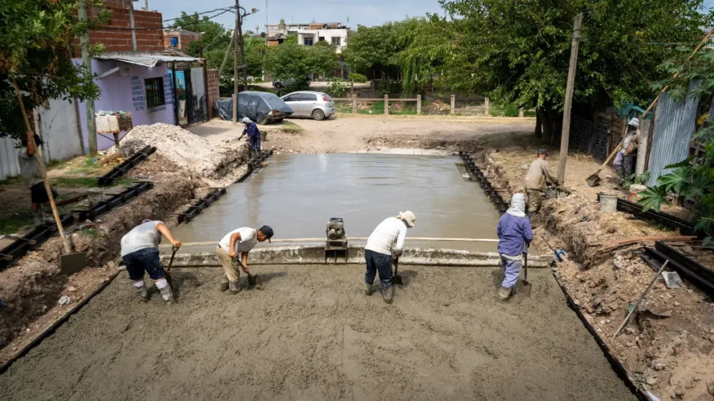 Avanzan las obras de pavimento en los barrios La Primavera y Kolynos