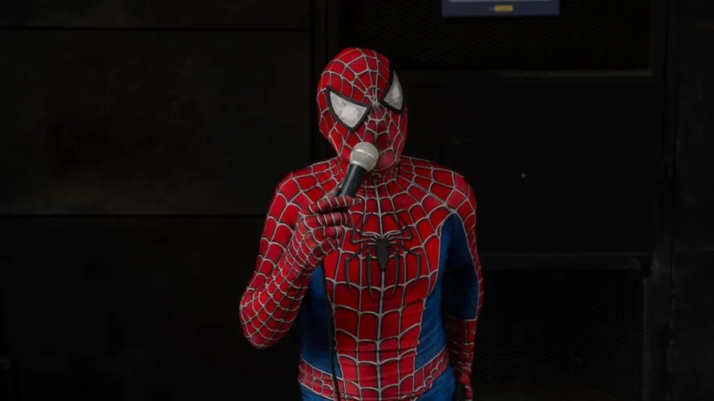 El Municipio explicó por qué retiraron al artista callejero “Spiderman” de la Peatonal