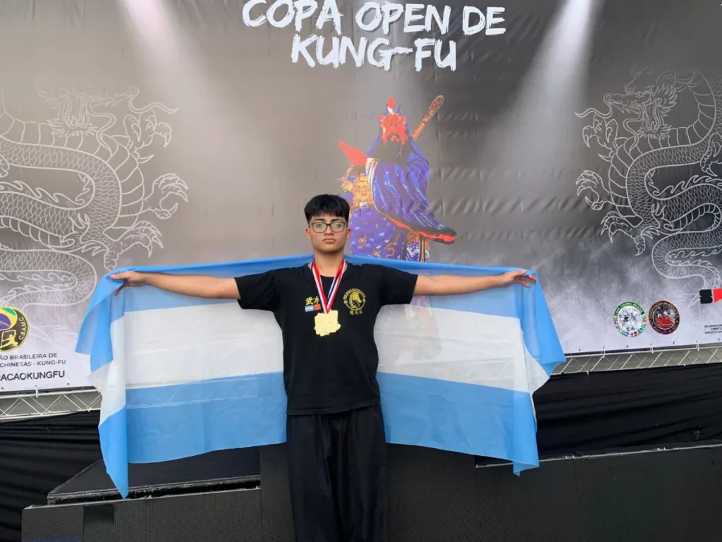 El campeón quilmeño en Kung Fu, Enzo Garay, busca sponsors para competir en Brasil