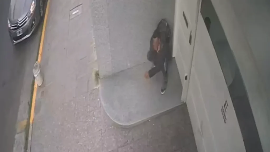 Insólito episodio escatológico en pleno centro de Quilmes: un hombre defecó en la puerta de un edificio