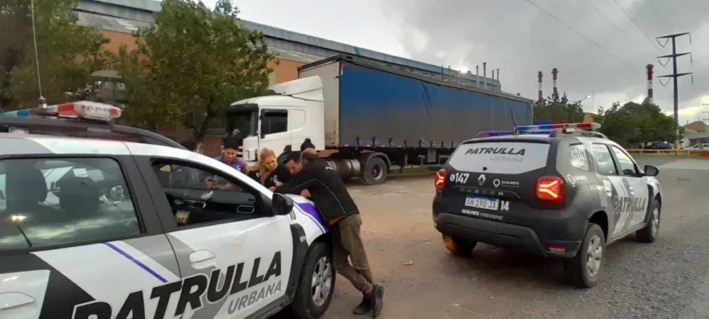 Camión de gran porte derribó postes de luz: Lo interceptaron y multaron