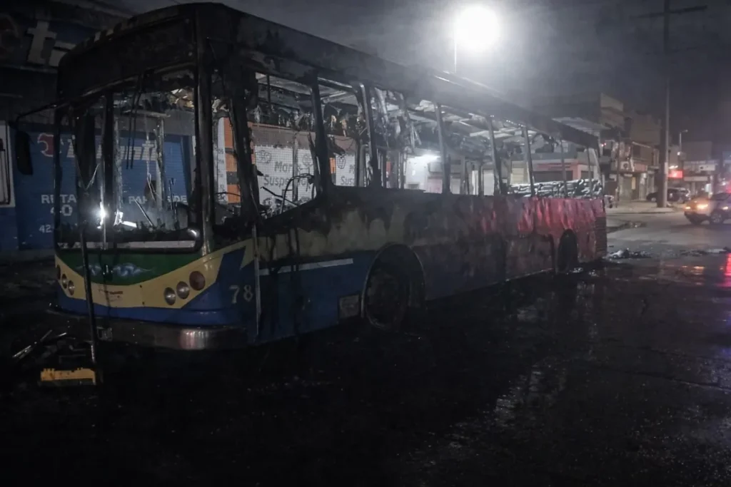 Voraz incendio destruyó un colectivo en San Francisco Solano