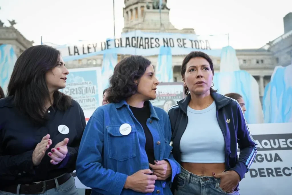 Mayra Mendoza participó de la marcha en defensa de la Ley de Glaciares y lanzó duras críticas al Gobierno