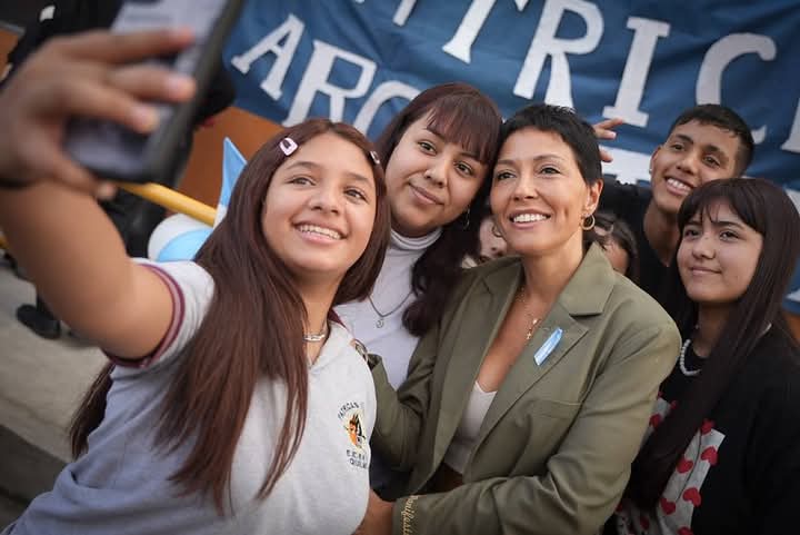 MAYRA JUNTO A LA COMUNIDAD EDUCATIVA DE LA EES Nº 53