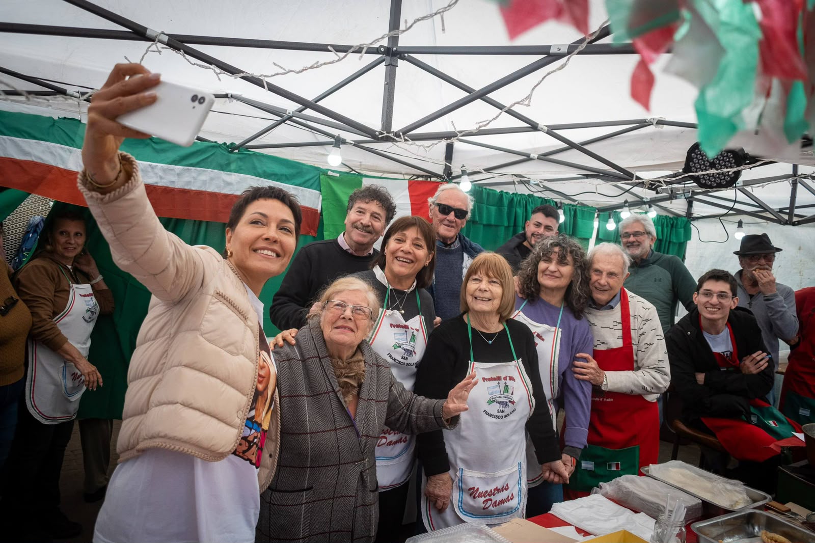 MAYRA Y FUNCIONARIOS DISFRUTARON CON VECINOS DEL CIERRE MUSICAL EN SOLANO